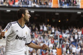 开云LOL-中国足球联赛引进高水平外籍裁判提升公平性，中国足球外籍球员归化