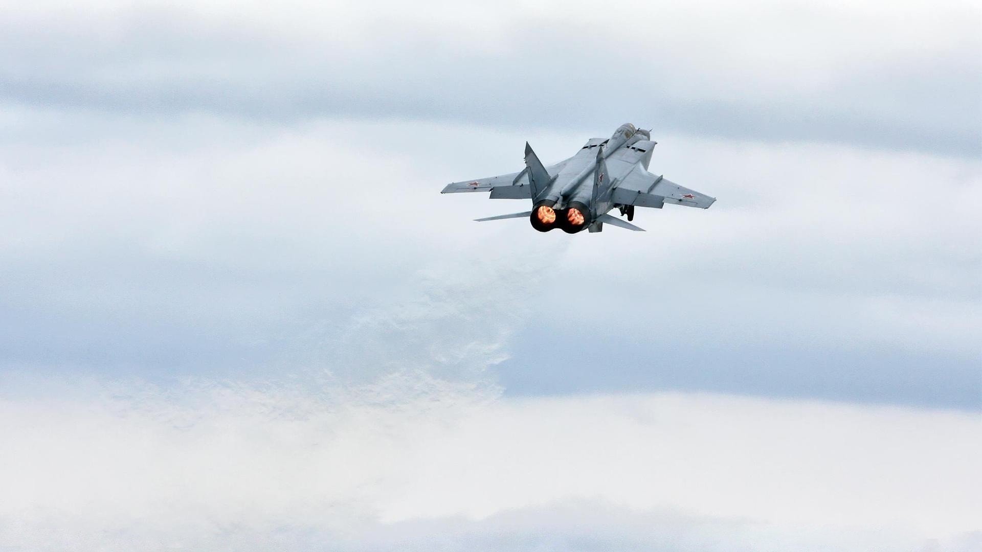 “拳击新星崛起：四川省体育馆拳击赛，年轻选手挑战老将，格局重塑”